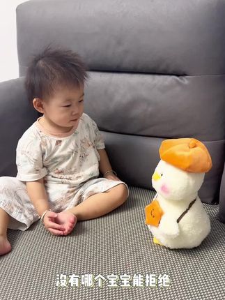 同事生娃,随礼选这只会学画的皮皮鸭,他晒圈说,最会送礼的人,礼袋提着不尴尬。打开礼盒,是带贝雷帽的跳舞鸭,摸起来软乎乎,按手能学吃饭,饭扭动起来星星包一晃一晃,娃抓着他的手学说话,两天就会叫妈妈。还有定制贺卡,仪式感满满。
