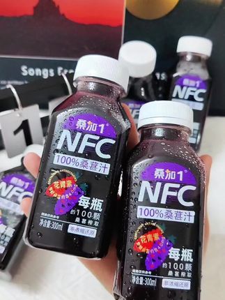 你素颜的闺蜜一定不会告诉你她在偷偷喝什么,就是这个桑葚汁,配料干净,就只有桑葚汁,100%原果压榨,不加一滴水,甄选攀枝花桑葚,颗颗饱满多汁,口感酸甜解腻,每瓶约有100颗桑葚,满满的花青素,每一口都是大自然的精华,入口就是浓郁的桑葚果香真的巨好喝,冰镇后口感更佳,趁价格划算,爱喝果汁的一定要尝尝。#桑加1 #桑加1桑葚汁 #桑葚汁 #好喝不贵 #仙女都在喝什么