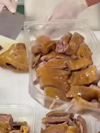 广式烧鸭荔枝柴熟食烧鸭散养新鲜现做鸭整只净重1.35kg~1.65kg#爆款热卖中 #好吃又营养 #新鲜烧鹅