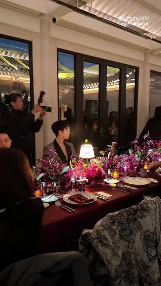 迪奥晚宴内场的温雅贵公子…
当他笑眯眯望向镜头、温柔礼貌的点头致意,把正拍摄中的粉丝高兴坏了!!…
CR:水印
#李昀锐
#李昀锐lin