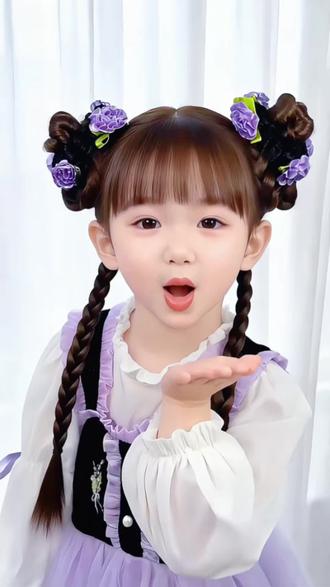 春天就要像这样戴着好看的花美哒哒出去踏青啦#儿童发型#春日发型 #丸子头