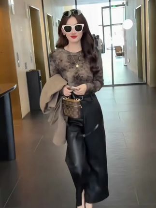 【时尚套装女2025秋季新款时髦洋气扎染长袖打底衫皮裤阔腿裤两件套】#时尚穿搭 #秋季新款