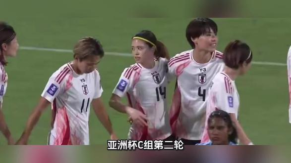 亚洲杯C组第二轮 日本女足11-0击败印度女足 两连胜提前出线
2026年3月7日晚19:00,女足亚洲杯C组第二轮的一场焦点战役在HBF公园球场打响。作为亚洲女子足坛的传统劲旅,日本女足迎来了小组赛第二个对手印度女足。这场本以为只是常规轮次的较量,最终演变成了一场实力悬殊的一边倒进攻演练。经过90分钟的激战,日本女足以11-0的惊人比分横扫对手,以两连胜的佳绩提前锁定淘汰赛席位,而印度女足则遭遇两连败,尴尬地排名小组垫底。
比赛伊始,场上局势便完全落入了日本队的掌控之中。作为世界级强队,日本女足展现出了极高的战术素养和技术能力。上半场比赛,日本队的进攻水银泻地般倾泻而出。核心球员宫泽日向成为了场上最耀眼的明星,她不仅在进攻端独中两元,还送出了一次精妙的助攻,几乎凭借一己之力撕裂了对手的防线。与此同时,长谷川唯与山本柚月也不甘示弱,纷纷贡献传射建功,展现了球队多点开花的强大攻击力。就在上半场行将结束的补时阶段,清家贵子主罚点球命中,将上半场的比分定格在了一个令对手绝望的数字上。整个半场,印度女足不仅无法组织起有效的攻势,甚至连通过半场都显得异常艰难。
易边再战,日本女足并没有因为大比分领先而收手,继续保持高强度的压迫与进攻。替补登场的植木理子成为了下半场的主角,她敏锐的门前嗅觉和精湛的射术让印度队的防线雪上加霜,在短短的半场时间内便完成了“帽子戏法”。此外,土方麻椰、清家贵子以及上半场表现抢眼的宫泽日向继续扩大比分。随着主裁判的一声哨响,比分最终锁定在11-0,一场屠杀就此终结。
赛后的技术统计更是直观地反映了双方巨大的实力鸿沟。全场比赛,日本女足占据了高达80%的控球率,这意味着在绝大多数时间内,皮球都在日本球员脚下流转。其高达86%的传球成功率,更是体现了球队在极高对抗强度下依然保持精准的技术稳定性。在进攻端,日本队全场狂轰35脚射门,其中16次命中门框范围以内,转化为了11个进球。反观印度女足,全场数据一片惨淡,射门次数竟然为尴尬的0次,这意味着她们在90分钟内甚至未能完成一次有威胁的进攻尝试。两队在技战术层面、身体对抗以及比赛阅读能力上的差距,如同天堑一般难以逾越。
此役过后,日本女足两战全胜积6分,提前一轮从小组出线,展现了夺冠热门的绝对统治力。她们将在末轮对阵越南女足,届时有望继续调整状态,为淘汰赛做准备。而对于印度女足来说,两连败且一球未进、净负球数极