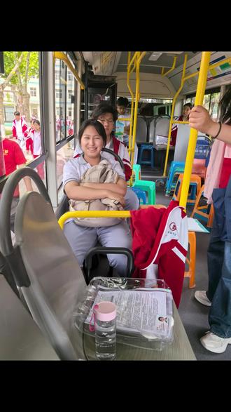 宝贝女儿12年寒窗苦读圆满画一个句号。金榜题名。展翅高飞。