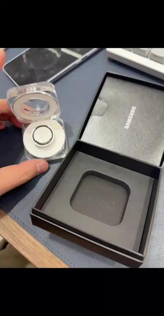 #闲鱼卖家 #闲鱼闲置 #闲鱼二手 #闲鱼运营#闲鱼投诉 @浙江日报 有谁能帮我看看到底我错在哪里吗?闲鱼做的错还是对?我没别的意思就是觉得挺可笑的,第一个视频是买家询问之前我发给他让他确认的,再就是聊天记录全部经过,后面视频是发货前又确认了一般给买家怕后期扯皮,再就是扯皮我打三星客服给他查询的激活日期,闲鱼说我欺骗买家没质保,给我退款了,我也认了,可是为什么买家不及时退我产品?7号平台跟我已经同意退货退款了今天9号了,纠纷扯皮期间我的产品在买家手里到现在已经7天左右了,我觉得应该优化一下对卖家的服务跟对待,有没有跟我相同遭遇的啊,好气,不是为了这千八的就是觉得可笑又可气。无语啊,