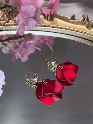 #无限回购的宝藏单品 氛围感满满的红色花瓣耳环,这也太漂亮了吧,巨百搭,上耳优雅温柔气质翻倍#耳环 #仙女必备 #美出高级感 #穿搭 @DOU+小助手 @DOU+上热门 🔥 @DOU+上热门