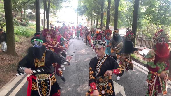 第三场时间:2026年2月20日14:00-16:30路线:丹棱中学二校区(定点表演)——育才路——新北路——新南路(唢呐广场段定点表演)——雅韵宋街(沧浪桥头定点表演)——沧浪公园#潮汕英歌 #英歌舞在丹棱#炸街 #丹棱橘橙灯会