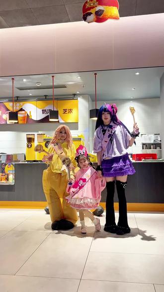 小马宝莉女孩在麦当劳里cos的一天 麦当劳小马宝莉派对 | 碧琪出击!快乐值拉满(谁懂啊!
女儿coS成碧琪去麦当劳参加「万马奔腾开心派对」,全程尖叫着蹦完了90分钟!
沉浸式变身:戴上碧琪同款发箍,披上粉色披风,直接把小马利亚搬进了麦当劳!
闯关赢周边:玩游戏解锁友谊徽章,拿到了身份卡、
涂色拼图和毛绒相框,全是能带走的宝贝!
“T台秀高光时刻:和其他小马伙伴一起走秀,暖暖说她非常开心,还交到很多同好朋友。小马派对的神奇友谊魔法
“美食加持:开心乐园餐!边吃边玩根本停不下来!
“手工DIY新年礼物,做好可以现场互换礼物,还可以带回去送好朋友时间:2.4起
④价格:常规版58r/人,尊享版138r/人(多了小马披风+新春红包!)
V预约:2.4起麦当劳 爱皮皮©「万马奔腾派对」
#通往小马利亚的门是金拱门 #麦当劳小马宝莉 #麦当劳开心乐园餐#小马宝莉#开心乐园餐