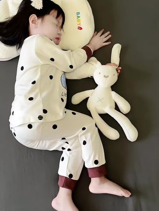 那一年 遇见你 甚喜之 这世界乱糟糟 而你就是妈妈的那束光 我们的浪漫藏在一日三餐 朝夕相伴中 我永远享受养育你的过程 享受陪伴你长大的幸福 望你一生平安 健康喜乐 #骗你生女儿系列 #我的女孩#女童穿搭#我的女孩👧🏻