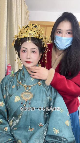 妈妈头发又短又少但是做完汉服妆造效果绝了!出门回头率爆表 #给妈妈穿汉服 #明制汉服 #汉服妆造 #汉服日常 #随拍记录生活