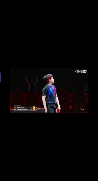 极限逆转!王楚钦一日双赛4-3险胜松岛辉空,挺进WTT香港总决赛八强
12月10日,2025WTT香港总决赛首个比赛日上演巅峰对决,国乒名将王楚钦在身心双重考验下完成惊天逆转,以4-3力克日本选手松岛辉空,昂首晋级男单八强。
作为国乒"劳模",王楚钦当日肩负混双与男单双重重任。下午14:40,他与孙颖莎搭档出战混双小组赛,以3-0轻松击败印度组合玛纳什·沙/奇塔莱,为球队拿下开门红。仅时隔4小时40分钟,他便再度登场迎战男单强敌松岛辉空。连续作战叠加近期密集赛程的消耗,王楚钦赛前已坦言身体达极限,赛场初期也尽显疲态,前四局以1-3落后陷入绝境,七局比分依次为6-11、9-11、11-4、12-14。
关键时刻,王楚钦凭借超强意志力吹响反击号角。第五局成为比赛转折点,他针对性调整战术紧盯对手中间位,成功限制松岛辉空的反手优势,以12-10拿下关键一胜后重拾状态,随后又以11-4、11-9连下两城,最终实现3局逆转。赛后王楚钦透露,第五局获胜后才重新燃起胜利渴望,"不放弃每一分"的信念支撑他顶住了极限压力。
从成都混团世界杯夺冠后连夜奔赴香港,到一日双赛高强度作战,王楚钦用这场硬仗诠释了"铁打运动员"的拼搏精神,也为后续赛事注入强心剂。