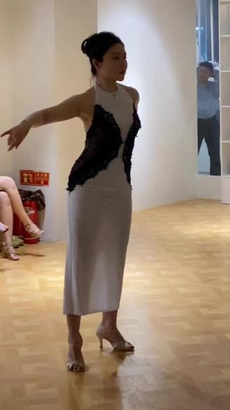 #随拍日常 #舞蹈视频 没有技术,全是感情,哈哈哈哈@海口海鸥拉丁舞 @Aden爸比(海鸥拉丁舞招新中)