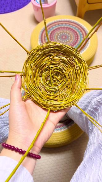 去公园晒太阳,哈哈 捡点柳树枝编个小筐
#手工编织 #筐