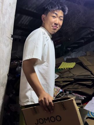 镜头下收拾废品的一家老小,幸福不是什么都有,而是想要的恰好在身边,父母健康长寿,孩子健康成长,兄弟齐心协力,看到这一幕真的太治愈了,20年后的今天,不知道我再回头来看这个视频,会是什么样的心情呢#vlog日常 #记录我的生活
