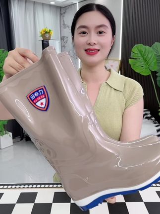 高品质厚底雨鞋 一体成型加高鞋筒,加厚鞋底不怕踩钉子#雨鞋 #雨靴 #中筒雨鞋 #厚底雨鞋 #下雨必备