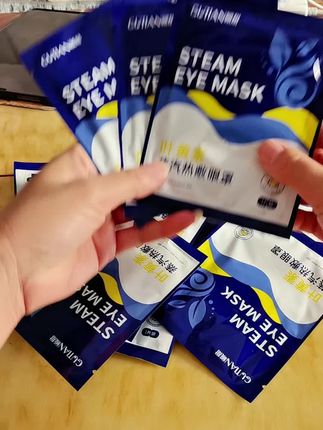 叶黄素蒸汽热敷眼罩,为双眼带来沉浸式蒸汽SPA。蕴含叶黄素成分,蒸汽热敷助力缓解眼疲劳,给双眼温柔呵护。独立1片装,便携易用,随时随地为眼睛开启放松模式,让你在忙碌之余,轻松享受眼部护理,重拾清晰明亮视界。#好东西一起分享