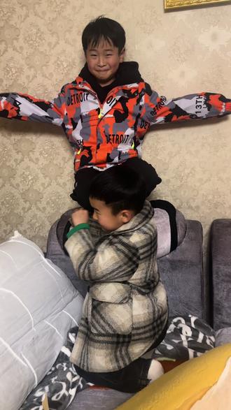 要不是我刷到过原视频,我简直不知道他两个又在表演 什么,太简陋了吧🤣🤣🤣#老鹰站在手臂上