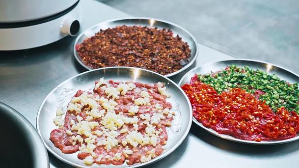 一口沦陷!大虎火锅三件套yyds 谁吃大虎火锅不炫三件套的?毛肚、麻辣牛肉、鸭血涮牛油锅,香到根本停不下来!评论区说说你最爱的大虎涮菜~#火锅爱好者 #大虎 #干饭人的快乐#遵义 #遵义美食