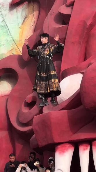 高迪来万岁山啦 好巧不巧被我遇见了 近距离观看是真的帅#高迪 #万岁山大宋武侠城 #精彩高迪