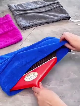 家里到处都是头发,真的让人很头疼,不过有了这个神奇的扫把套就再也不用担心了!它可以轻松帮你打扫干净卫生,而且还能用来擦玻璃,一物多用,既省事又省钱,真是家居必备的好东西啊!它的吸水性很强,可以做到边扫边湿,不会让头发乱飞,喜欢的朋友们赶快下单抢购吧!#扫把套 #扫地神器 #吸水扫把套 #吸头发扫把套 #家用清洁