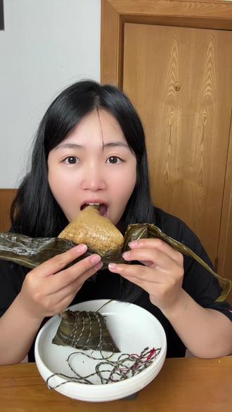人家是发库存,而我是清库存~ #最好吃的粽子 #食粽子
#咸的肉粽 #粽子究竟有多少种口味
#糯叽叽的大肉粽
