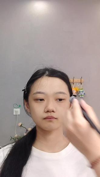 把你的与众不同在这一刻具象化才是化妆真正的意义吧.
我无法定义所有的美,只希望可以渲染出每一个女孩子的独特 #化妆师的工作日常 #粉色新中式造型 #烟台莱州约妆