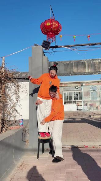 怎么跟别人家姐弟拍的不太一样呢🌚🌚🌚#高难度动作 #姐弟 #过肩扛 #等等我先摆好造型 #扛肩拍照