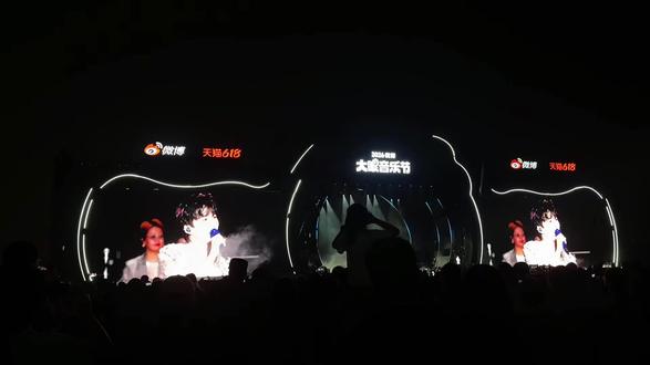 周深一到,全场沸腾
这首百听不厌的「大鱼」吟唱部分更是又唱出新高度
这哪里是音乐节,简直是周深个人演唱会
#大眼音乐节 #北京昌平音乐节