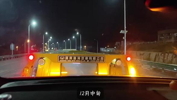 #小鹏汽车 #小鹏智能服务 #我的小P维修指南
12月中旬周末返程途中,车辆行至105国道时右后轮胎被杂物割伤爆胎,仪表盘提示胎压为0。情急之下我通过官方渠道求助,小鹏救援响应迅速,不到10秒接通专线,工作人员高效调度救援资源,协调就近救援车30分钟内抵达现场。期间在工作人员远程指导下开启“救援模式”,车辆顺利拖至售后完成更换。全程救援高效专业,让我在寒风夜雨中倍感安心,最终在HNGP辅助下安全到家。