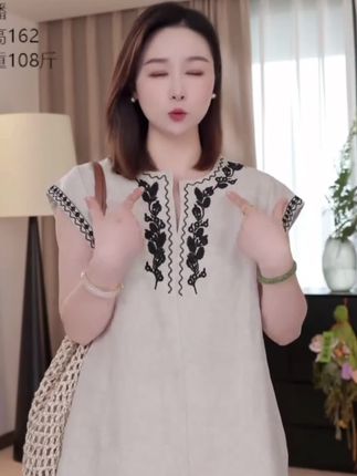 姐妹们,这条连衣裙真的太好看了!它是那种法式的高级感设计,而且还是刺绣的,非常精致。穿上它整个人都变得很有气质,特别温柔优雅。而且它是宽松版型的,很适合小个子女生穿,可以轻松打造出休闲风穿搭。喜欢这种风格的姐妹千万不要错过,快去试试吧!@DOU+小助手