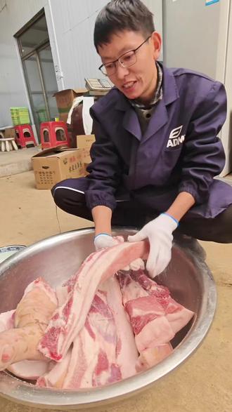 腌腊肉没有巧,10斤肉,三两盐。加点桂皮,八角,花椒。肉腌制之前擦点白酒。这样腌出来的肉更好吃。#我的农村生活 #农村生活 #乡村守护人 #美食#农村