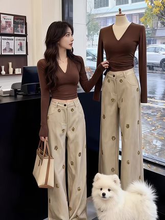 #刘萧旭郭宇欣看盛夏名场面落泪 秋雨敲打着落地窗,明玉在咖啡店里,指尖划过杂志上的时装大片。钱月带着银狐犬“奶芙”走进来,黑色皮质包随着脚步轻晃。“这套“秋日复古轻潮’,我赌你穿上肯定出圈。”钱月指着明玉身上的穿搭笑。明玉低头看了看裤腿上的金色刺绣,抬眼时,钱月的镜头已捕捉到她与奶美同框的灵动瞬间。窗外黄叶在雨水中晕染开暖意,奶芙乖巧地蹲在一旁。她们一个精于买手选品,一个懂穿搭造势,从大学时的时尚梦,到如今把对风格的执着变成店里的潮流符号,就像这雨天的买手店,复古又潮酷。#秋季日常实用穿搭思路分享 #秋冬穿搭新鲜感在线 #晒晒我的秋日穿搭 #秋日毛衣之宽松遮肉版 #这个秋天被琥珀系治愈了