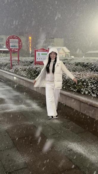 周末超长家庭版的跑步记录来啦
一开始陪家人蹓跶啦5公里,没想到最后还能跑5公里
所以最后给我买没买拖鞋呀
#夜跑 #初雪 #一起看雪#自律 #爱生活爱运动