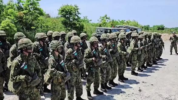 医院都开始为战争练兵了,日本说这叫“专守防卫”? #零基础看懂全球#日本备战 #战时医疗 #警惕日本
本期视频提及的事件及信息来源如下:
1.《日媒:日本防卫省正以冲绳为前沿强化“战时医疗”体制》,来自 人民日报,发布时间2026-06-03 21:26
2.《日防卫省布局西南诸岛医疗后送体系,宫古岛等划为前沿救治区》,来自 中国新闻网,发布时间2026-06-02 20:13
3.《韩联社援引日媒:日本研究将医药品储备纳入《国家防卫战略》》,来自 环球网,发布时间2026-04-16 10:05
4.《日美联合军演落地冲绳:去年9月在那霸医院开展战地救治实训》,来自 环球网,发布时间2026-06-02 09:19