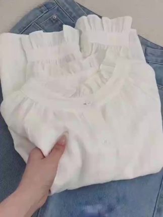 韩系复古又温柔的荷叶边白衬衫,版型宽松慵懒很显瘦百搭~单穿叠穿都好好看啊#白衬衫 #百搭衬衫 #韩系穿搭 #遮肉显瘦 #单穿内搭都好看