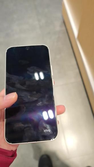 vivo S50是一款兼顾均衡体验与实用功能的全 能旗舰手机性能:搭载高通第三代骁龙8s处理 器4nm制程屏幕:采用6.59英寸LTPS直屏,支 持120Hz刷新率与4320Hz PWM调光,兼顾流 畅与护眼,1.5K分辨率与超窄黑边设计带来沉 浸式视觉体验,6.59英寸黄金尺寸搭配12.5mm 超大R角影像:后置5000万像素主摄+800万 像素超广角+索尼IMX882潜望长焦,支持3倍 光变与6倍无损变焦,最高100倍数字变焦,AI 优化保留妆容与面部细节。续航与充电:内置 6500mAh半固态电池,支持90W超快闪充, 低温环境下稳定放电,微电精灵2.0功能让低电 量插电即可快速恢复任务支持第二代3D超声波 指纹2.0,识别率高达99%,并支持湿手秒开, IP69+IP68满级防水与21根天线组成的寰宇智 慧通信2.0,应对各类使用环境无压力。 #vivoS50Promini