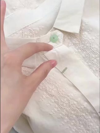 姐妹们,这个衬衫真的太好看了,而且它的用途很多,你可以直接这样单穿,也可以把它当做一个外套去穿,还可以像我一样把它绑起来当做小装饰品,真的很绝!它是一个很有设计感的小翻领,加上这种绿色的扣子点缀就很好看,单穿内搭都很棒#穿出高级感#江浙沪衣橱