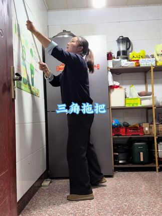 我们这里又下雨了,我想着今天就在家看闺女,也不上班了,9:00多的时候婆婆来说要把闺女带走,不耽误我挣钱,然后家里就剩我自己了,我也不想闲着,就开始打扫厨房的卫生了#搞卫生 #生活好帮手