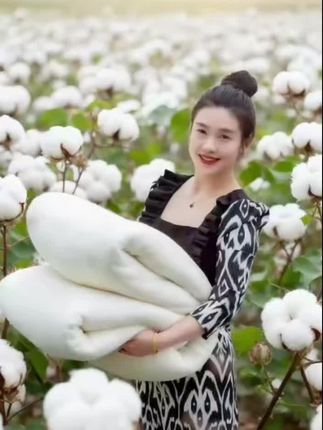 新疆长绒棉被,把整个秋冬的暖,都锁进你的被窝! 精选原生新疆长绒棉,每缕棉絮都浸着阳光的气息,盖在身上像拥着朵蓬松的云,软乎乎的暖意从肌肤漫到心底。 被子里藏着精密网格设计,牢牢固定每一寸棉芯,翻身不跑棉、不结团,温暖始终在线。再配上细致封边工艺,耐用度拉满,陪你走过岁岁秋冬。 自己用,是深夜的安心守护;送父母,是把牵挂织进暖里。这个冬天,就让它给你实打实的温暖!#新疆棉花被 #长绒棉的温柔 #冬季保暖神器#好物分享