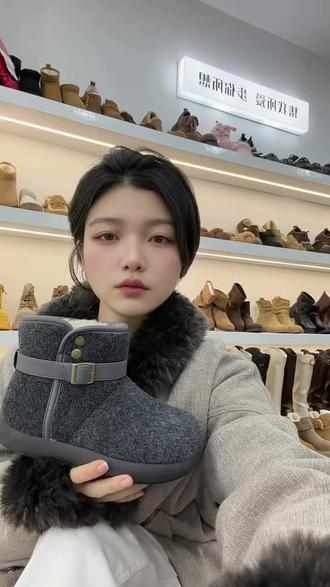 【骑士-高级毛呢雪地靴】 秋冬的温柔感,这双灰色勃肯雪地靴深得我心!
一眼就爱上的高级灰毛呢
搭配亮眼的金属扣带
简约中带着一丝慵懒感
简直不要太时髦!#雪地靴
(早上忘记做链接了 ) 好尴尬 😅?