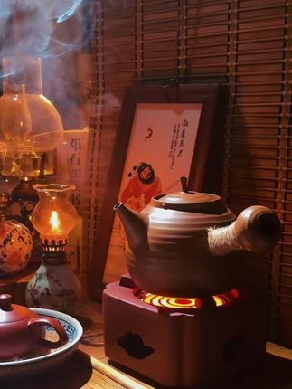 我该如何写我呢 我厌蠢 我慕强 我孤独 我有时过度表达 有时一言不发 我有时像打了鸡血 有时又像得了鸡瘟 我高兴的时候如阳光灿烂 低落的时候如阴雨绵绵 我看得懂人性的本质 又懒于人情事故我不思进取顺其自然 我有时迎难而上 有时洒脱放手我积极坚韧 有时悲观落寞 我讨厌一切敷衍 虚伪的人和事 可又能如何呢 人间还是这个人间#茶生活 #治愈 #非遗传承 #茶人茶事