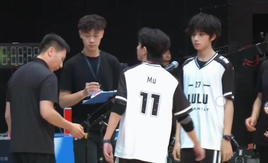 这两个笑好像啊都好纯情的笑#豚馒 #橹穆