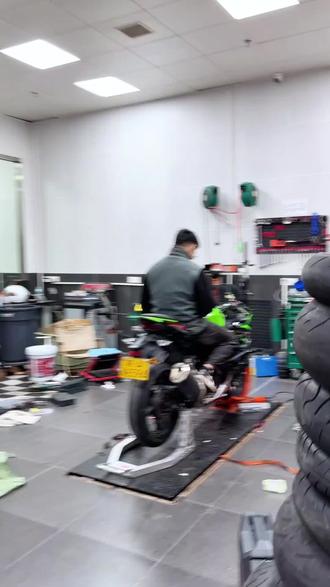 前几天晚上,和我在南昌的大徒弟聊了一句话。骑机车在路上,永远要在自己力所能及的范围内,再给自己多留容错空间和退路,享受骑行的过程。#机车 #跑山压弯 #骑行技巧 #安驾培训