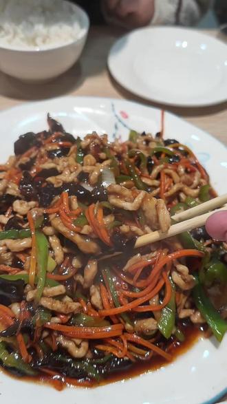在哈尔滨一个小馆子,两个人花90块吃两道菜,分量有点多吃的好撑!#满级吃商指南