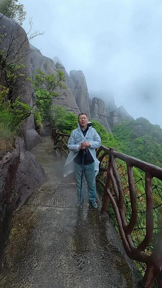 安能摧眉折腰事权贵,使我不得开心颜!世间行乐亦如此,古来万事东流水,别君去兮何时还?且放白鹿青崖间,须行即骑访名山。#太姥山#梦游天姥吟留别#遍访名山#户外徒步登山#福鼎白茶