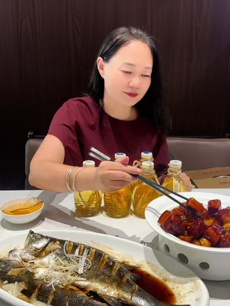爱喝酒的一定要试试这个高品质的人参酒,一瓶半斤酒,每瓶都是3根参#高品质低价位 #纯粮酿造