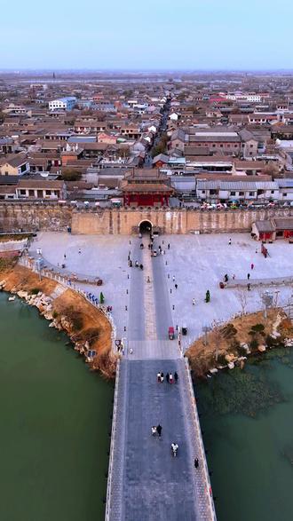 广府古城,中国历史文化名镇,位于河北省邯郸市永年区境内,距今已有2600多年的历史了。广府古城记载于春秋,因明清时期曾为冀 南三府之一的广平府治所,故称为"广府"。广府城有4.6万亩洼淀,古城就坐落在洼淀的中央。万亩苇塘,荷香十里,是中国北方少有的江南式小城。广府古城是杨式太极拳、武式太极拳的发源地,素有"中国太极拳之乡"之称。城东保存完好的弘济桥,是赵州桥的姊妹桥,始建于隋朝,距今已有1400多年的历史了。#古建筑之美 #历史古迹 #古城
