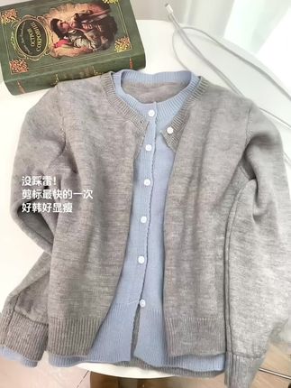 姐妹们早秋都去穿这件假两件撞色针织衫,上身韩系又温柔,灰色的清冷高级感加上蓝色的清新感,真的好喜欢这种简单又不费力的穿搭!撞色的设计非常吸睛,给人眼前一亮的感觉,而且它还是假两件的,上身很有层次感,关键是还百搭,随便怎么搭配都好看。#韩系氛围感穿搭 #慵懒风穿搭 #简约穿搭 #ins穿搭 #搭配韩范搭配