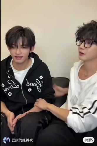 视频来源:🍠云旗的红裤衩#我的大明星一定红透半边天 #你偶像离谱但很可爱的合照or照片 #我担秒了全世界