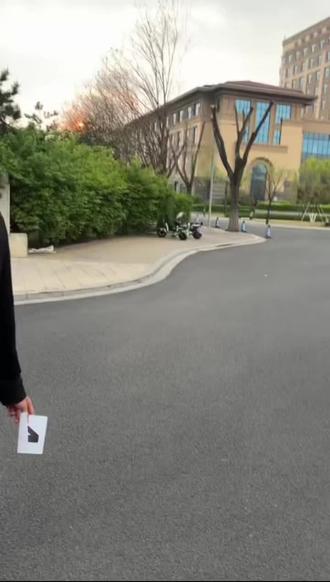 体考
2026.4.13体考结束了
时间不语却回答了所有问题时间的参照物是什么从当时初练体育懵懵懂懂的瘦弱少年到现在身经百战备战体考的我们。
回想历时1年的训练,刚开始心比天高,想通过单招考级上大学从一开始的手表13.3,跑到电表11.9,或许是天赋不够也或许是时间不足,选择四项,体考前一月足舟水肿,疼到下不了地,看到队友一次次破pb,我的心态接近谷底,老天眷顾脚伤慢慢好转,体考前几天腰伤,感冒接连不断,最终吃着止疼药完赛。我敬自己的勇气义无反顾的选择了体育,但是在考场上的发挥失常,结果不尽人意辜负了许多人的期待。
我不后悔选择练体这条路,虽然成绩不理想但是练体收获的胆量与磨练,让我有了独立面对未来面对现实无所畏惧的勇气,同时也感谢队友的陪伴,教练的鼓励,一路走来支持我的人
#文化课提分技巧